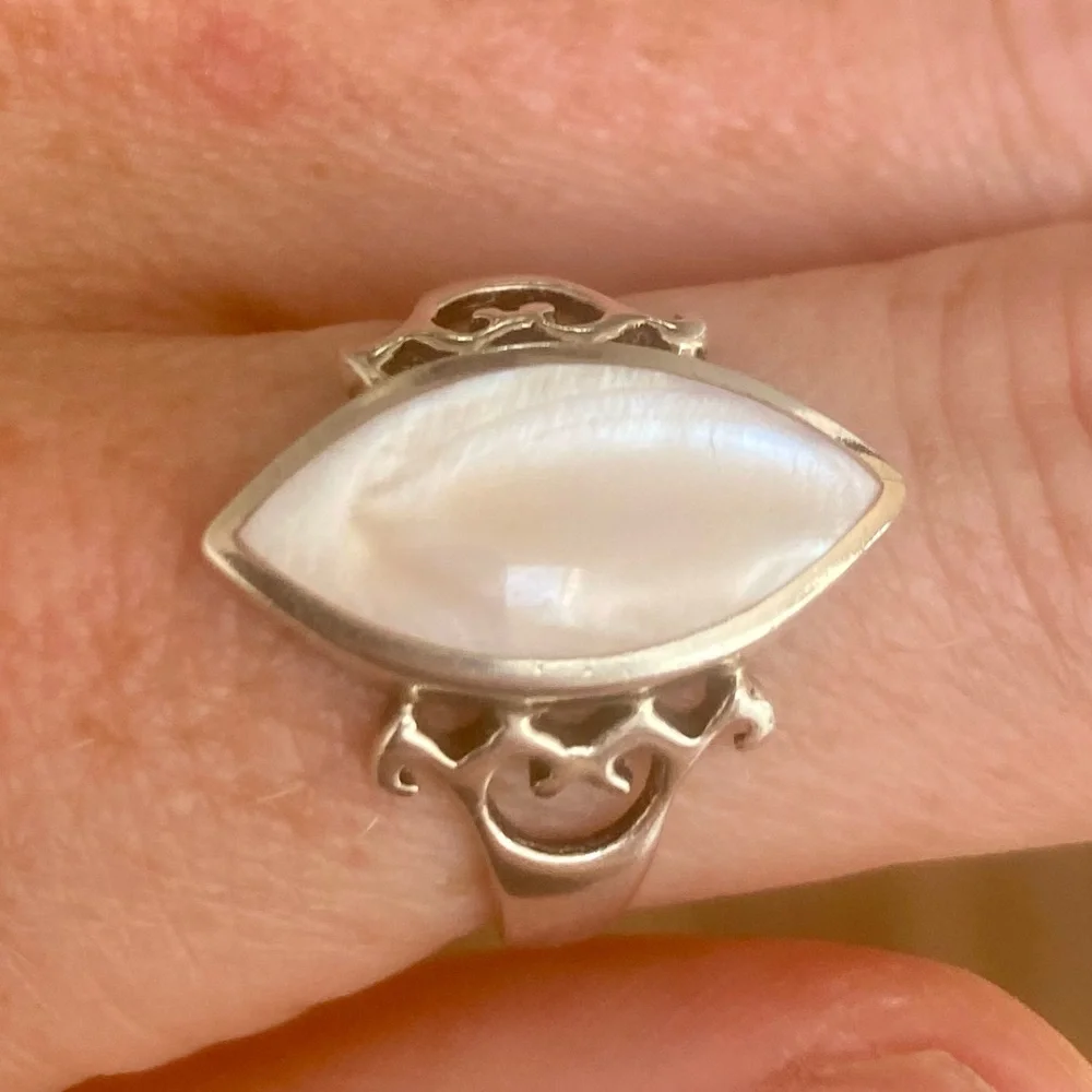 Vintage sterling silver marquise cut estate ring, mother of pearl, size 8 - Picture 4 of 6